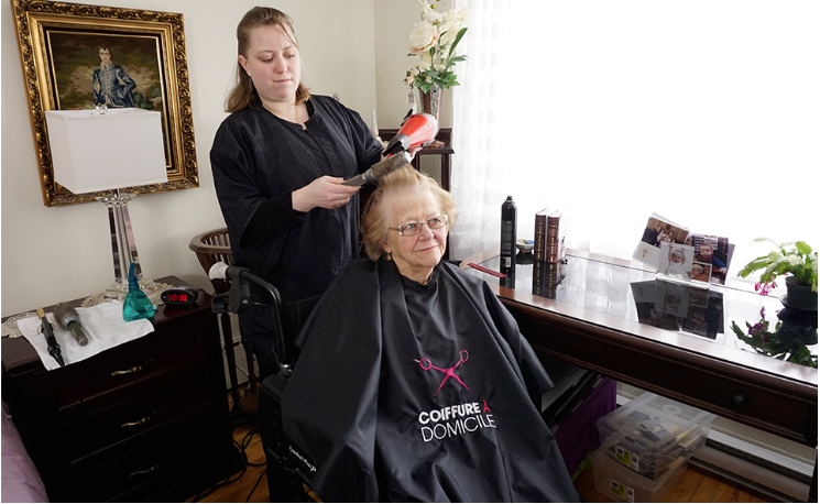 Coiffure à domicile chez les aînés